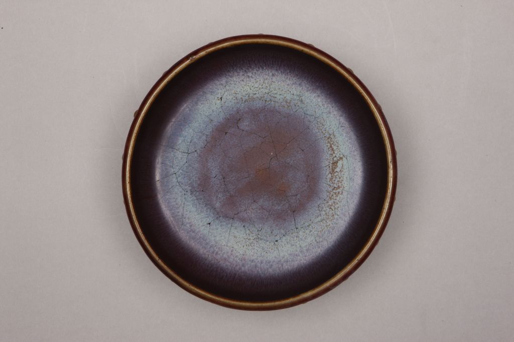 仿钧玫瑰紫釉鼓钉三足花盆托- 故宫博物院